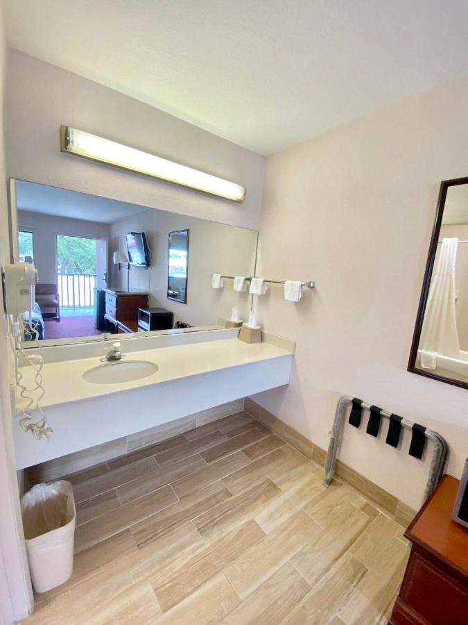 Regency Inn Fern Park Екстер'єр фото